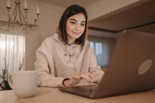 woman waiting at the laptop