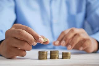 A pair of hands organizing some coins.

